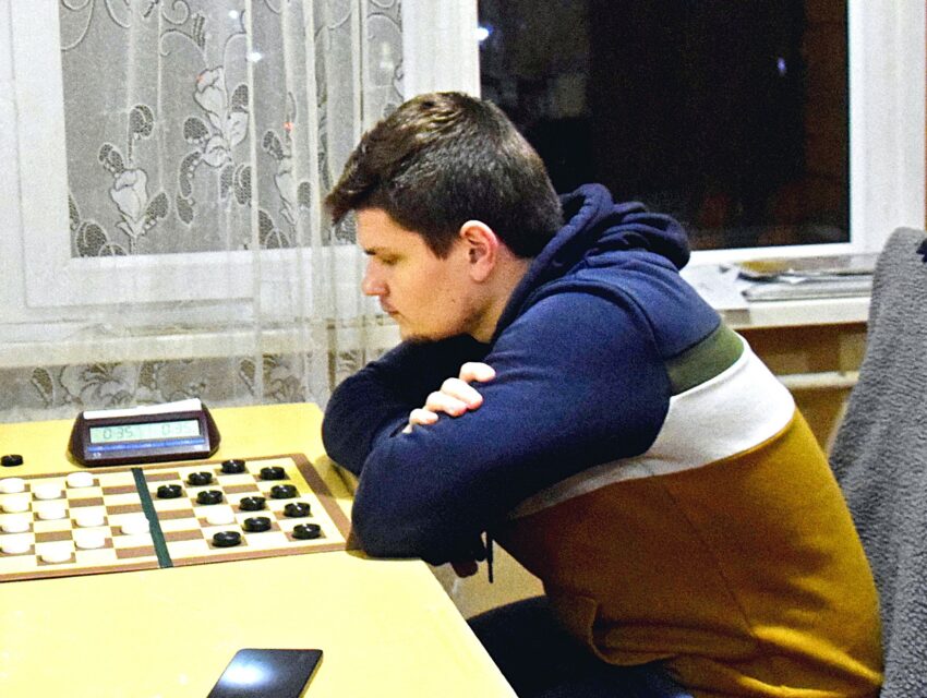 Визначились лідери п`ятого туру чемпіонату Кам`янського з шашок