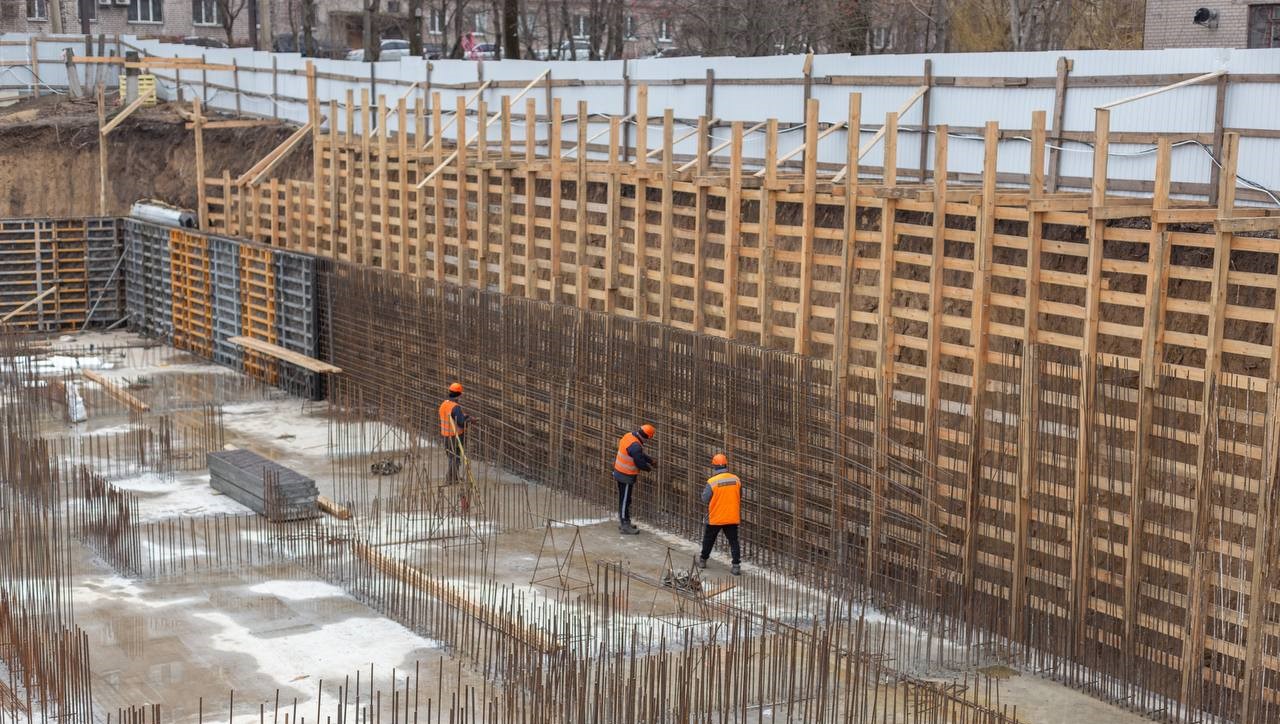 В Кам'янському триває будівництво укриттів у двох освітніх закладах, на черзі – ще три школи - ФОТО