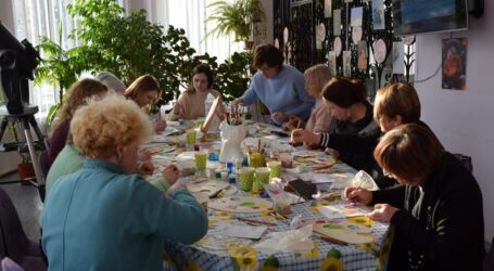 Малювання, спілкування та добрі враження: у бібліотеці Кам’янського продовжуються зайняття з техніки Петриківського розпису