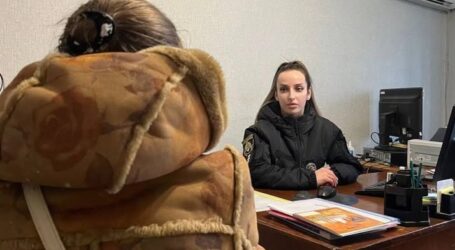 Попросила хустинки та хотіла пограбувати: в Кам’янському 26-річна зловмисниця напала на жінку на вулиці
