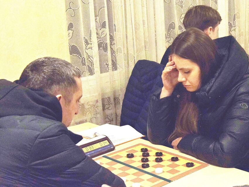У чемпіонаті Кам`янського з шашок лідери зіграли внічию
