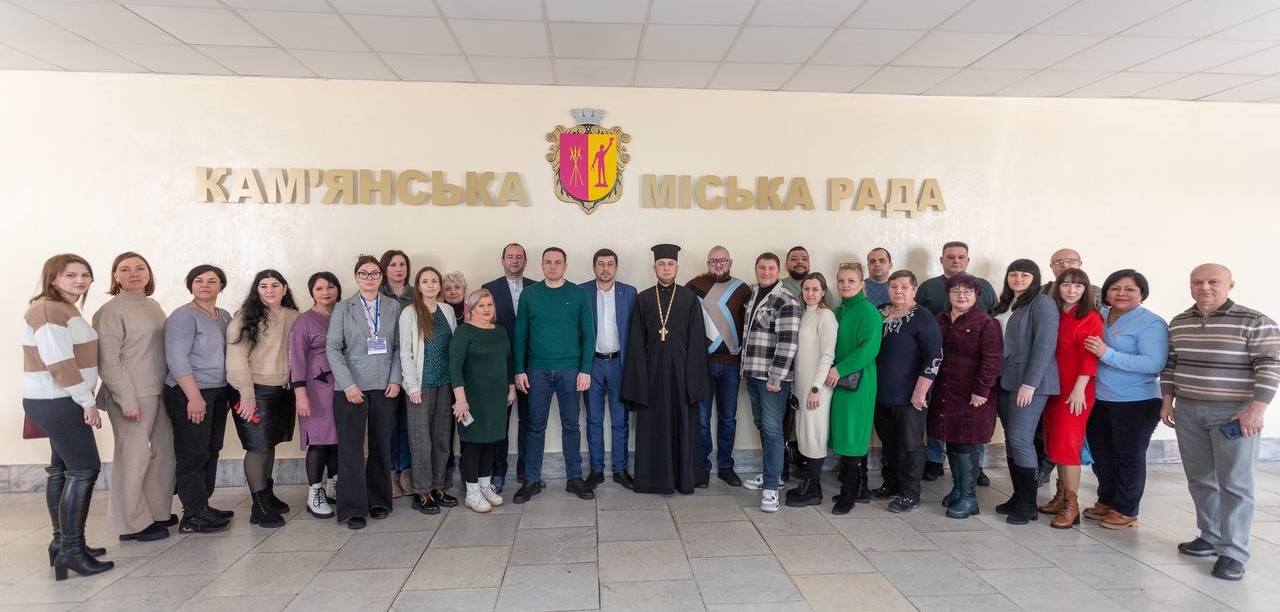З роботою волонтерів Кам'янського знайомились благодійники з інших міст району - ФОТО