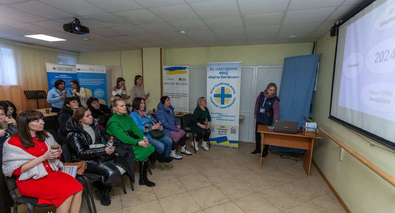 З роботою волонтерів Кам'янського знайомились благодійники з інших міст району - ФОТО