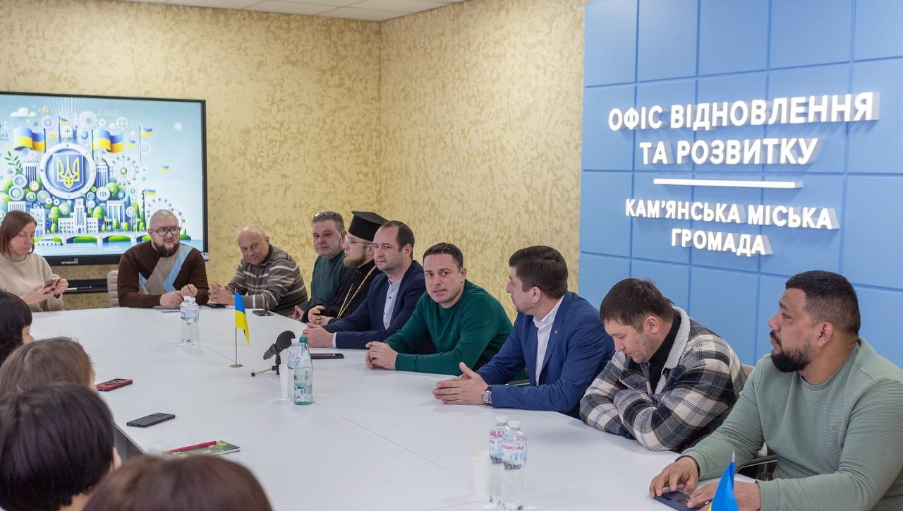 З роботою волонтерів Кам'янського знайомились благодійники з інших міст району - ФОТО