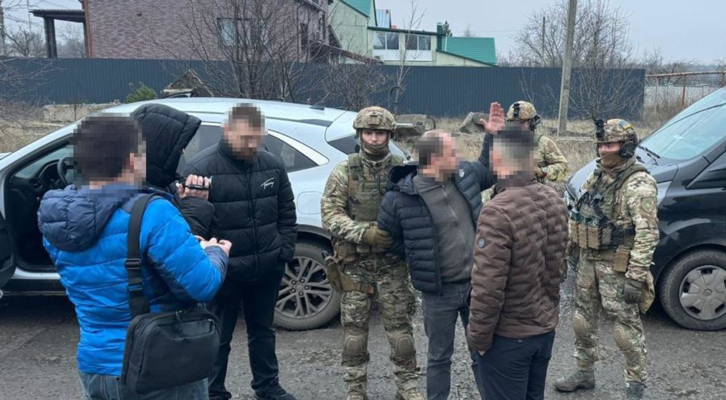 Підпалили авто та будинок: на Дніпропетровщині кримінальний авторитет разом з чинними депутатами вимагали гроші в ексзаступника мера одного з міст області - ФОТО