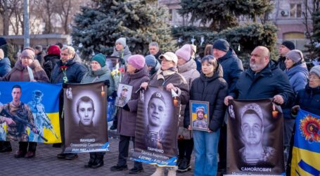 В Кам’янському у третю річницю повномасштабного вторгнення об’єдналися в спільній молитві за Україну та вшанували пам’ять загиблих Героїв