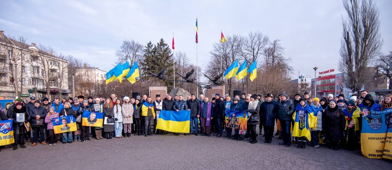 В Кам'янському у третю річницю повномасштабного вторгнення об’єдналися в спільній молитві за Україну та вшанували пам'ять загиблих Героїв - ФОТО
