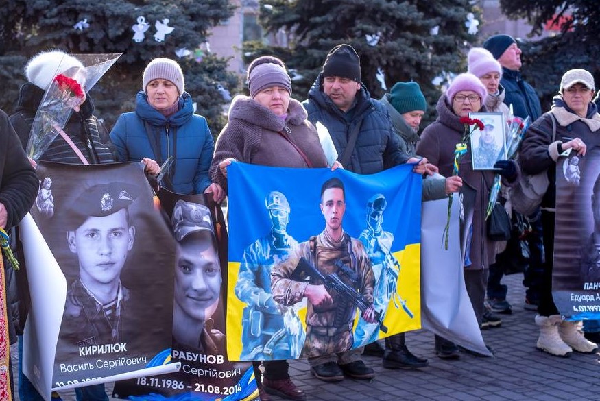 В Кам'янському у третю річницю повномасштабного вторгнення об’єдналися в спільній молитві за Україну та вшанували пам'ять загиблих Героїв - ФОТО