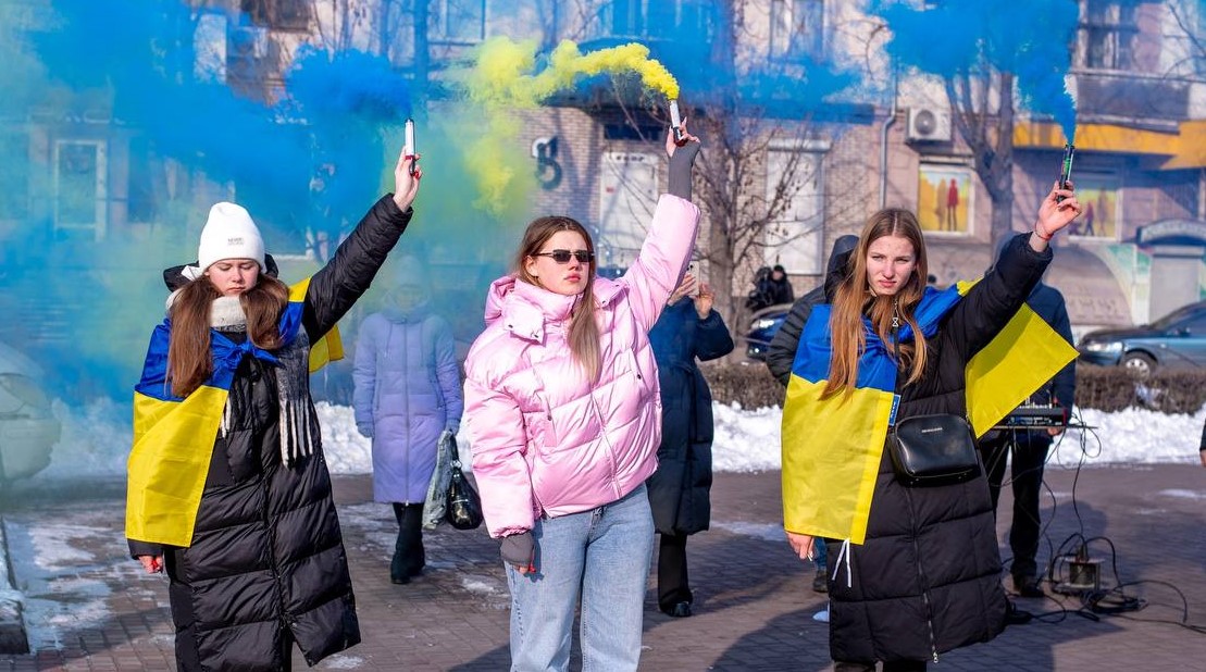В Кам'янському у третю річницю повномасштабного вторгнення об’єдналися в спільній молитві за Україну та вшанували пам'ять загиблих Героїв - ФОТО