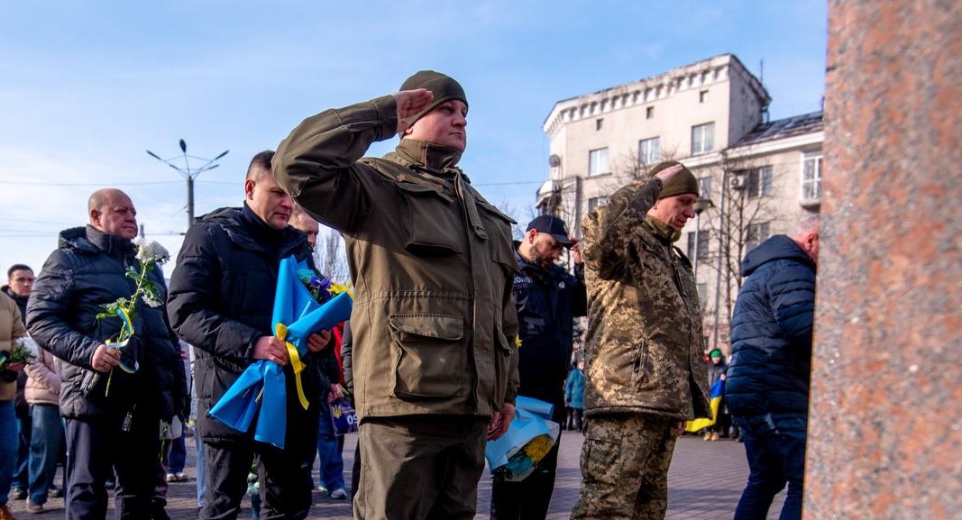 В Кам'янському у третю річницю повномасштабного вторгнення об’єдналися в спільній молитві за Україну та вшанували пам'ять загиблих Героїв - ФОТО