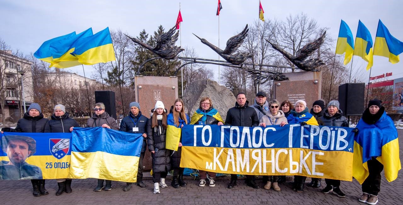 В Кам'янському у третю річницю повномасштабного вторгнення об’єдналися в спільній молитві за Україну та вшанували пам'ять загиблих Героїв - ФОТО