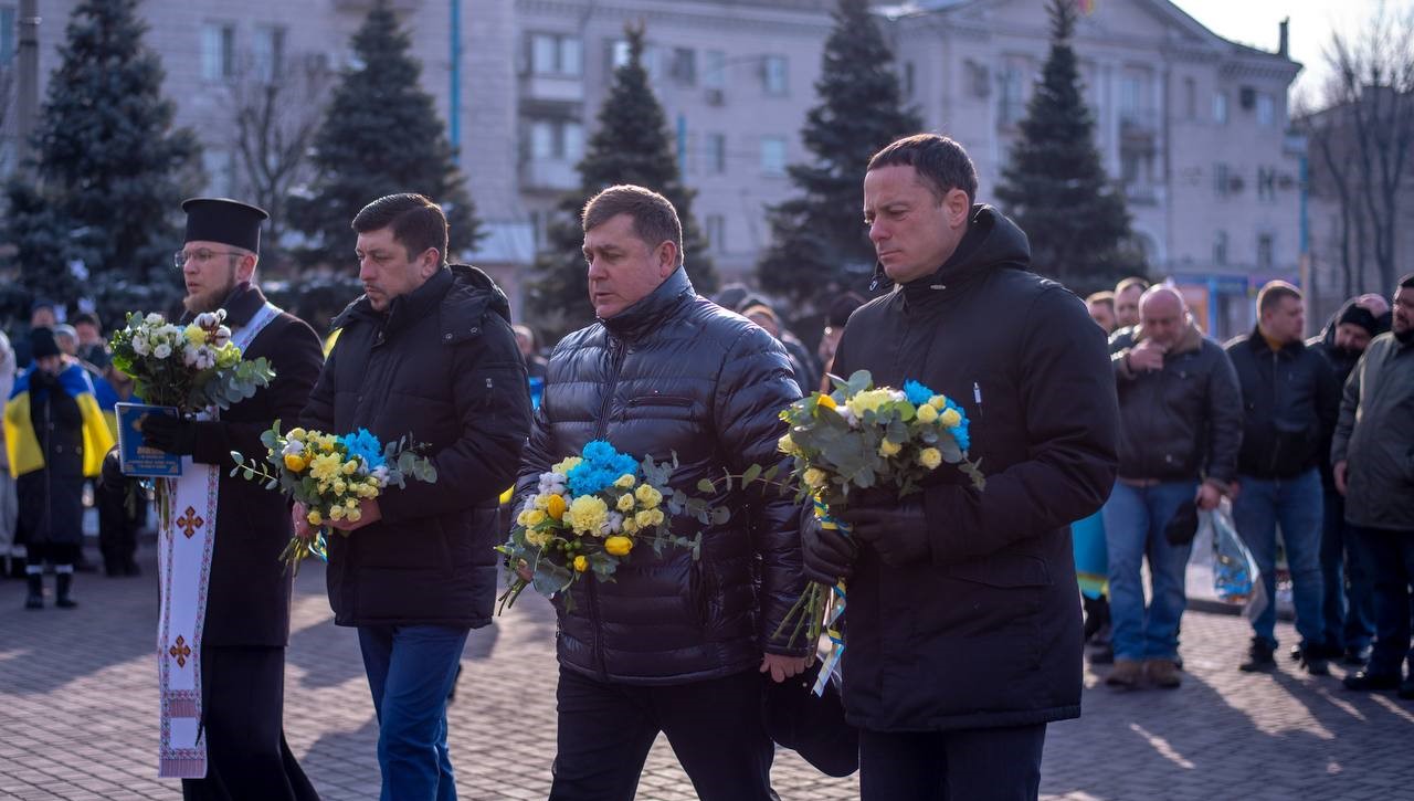 В Кам'янському у третю річницю повномасштабного вторгнення об’єдналися в спільній молитві за Україну та вшанували пам'ять загиблих Героїв - ФОТО