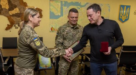 Мер Кам’янського отримав відзнаку та подяки за сприяння обороні та допомогу військовим