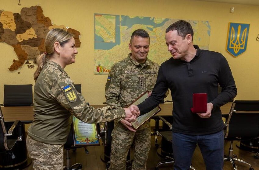 Мер Кам’янського отримав відзнаку та подяки за сприяння обороні та допомогу військовим