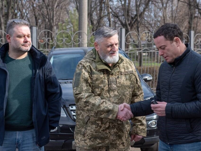 Кам’янське передало чергове авто для оборонців неба