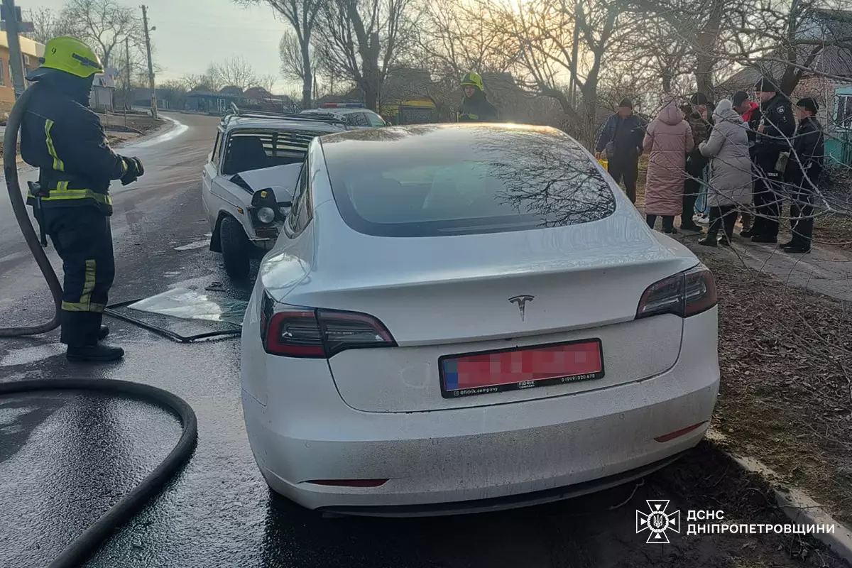 В Кам’янському рятувальники деблокували водія з понівеченого внаслідок ДТП автомобіля - ФОТО