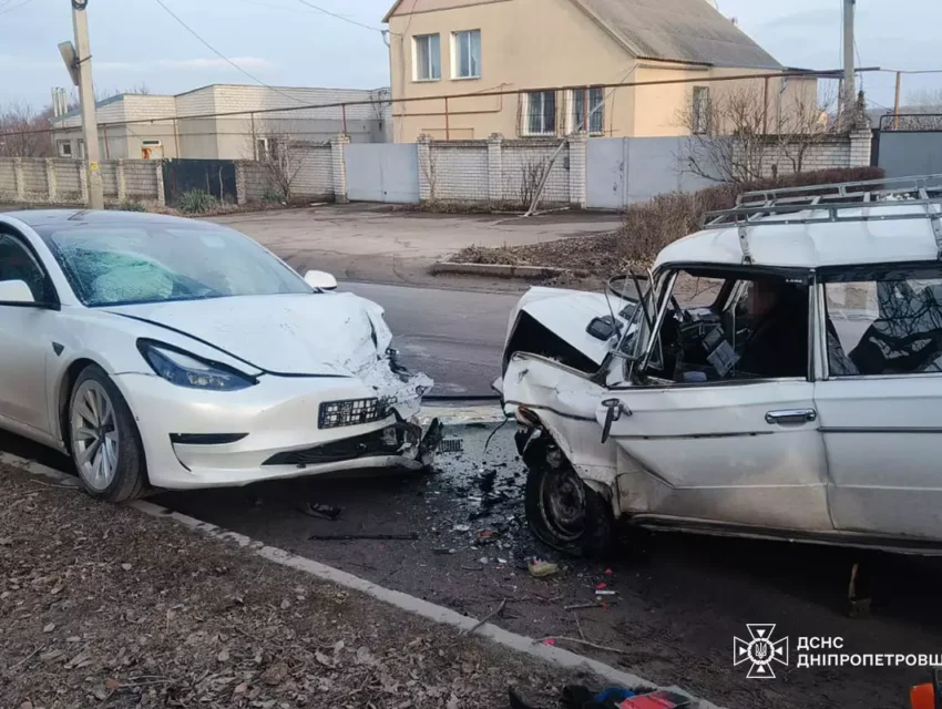 В Кам’янському рятувальники деблокували водія з понівеченого внаслідок ДТП автомобіля