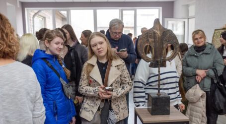 Виставка відомого українського митця з Бахмуту відкрилась в художній школі імені Р. Лісовського в Кам’янському
