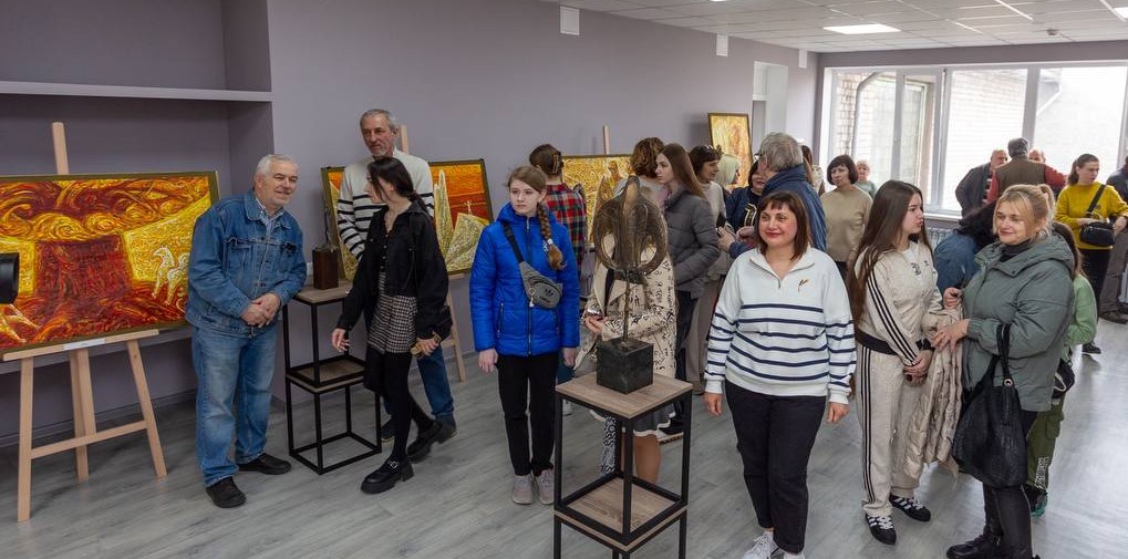 Виставка відомого українського митця з Бахмуту відкрилась сьогодні художній школі імені Р. Лісовського в Кам'янському - ФОТО