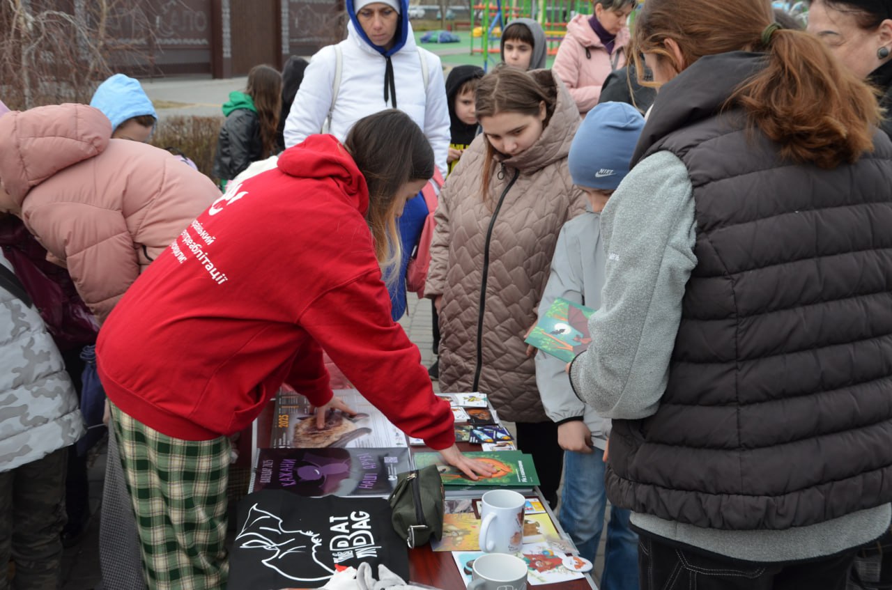 На Лівобережжі Кам'янського відбулась акція з випуску на волю врятованих кажанів - ФОТО