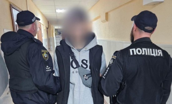 В Кам’янському 36-річний чоловік вдарив ножем у живіт перехожого