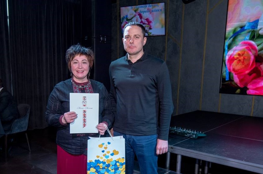 В Кам'янському жінок вітали з прийдешнім святом 8 березня - ФОТО