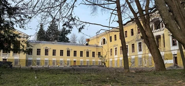 Внаслідок дронової атаки росіян в Дніпрі пошкоджено історичну будівлю палацу Потьомкіна - ФОТО