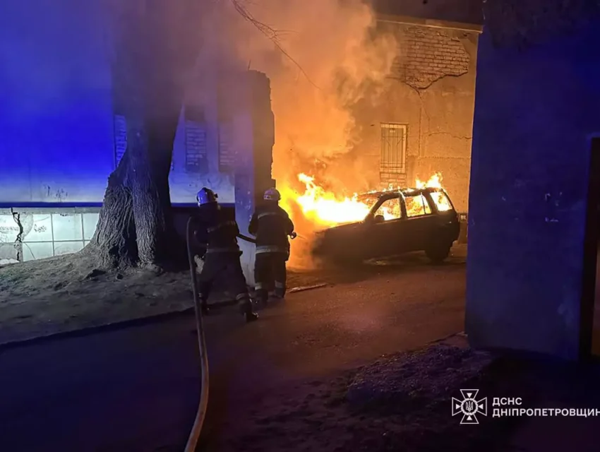 В Кам’янському вночі горіло авто у Дніпровському районі