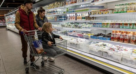 Трохи менш за половину своїх коштів українці витрачають на харчові продукти, а менш за все – на освіту