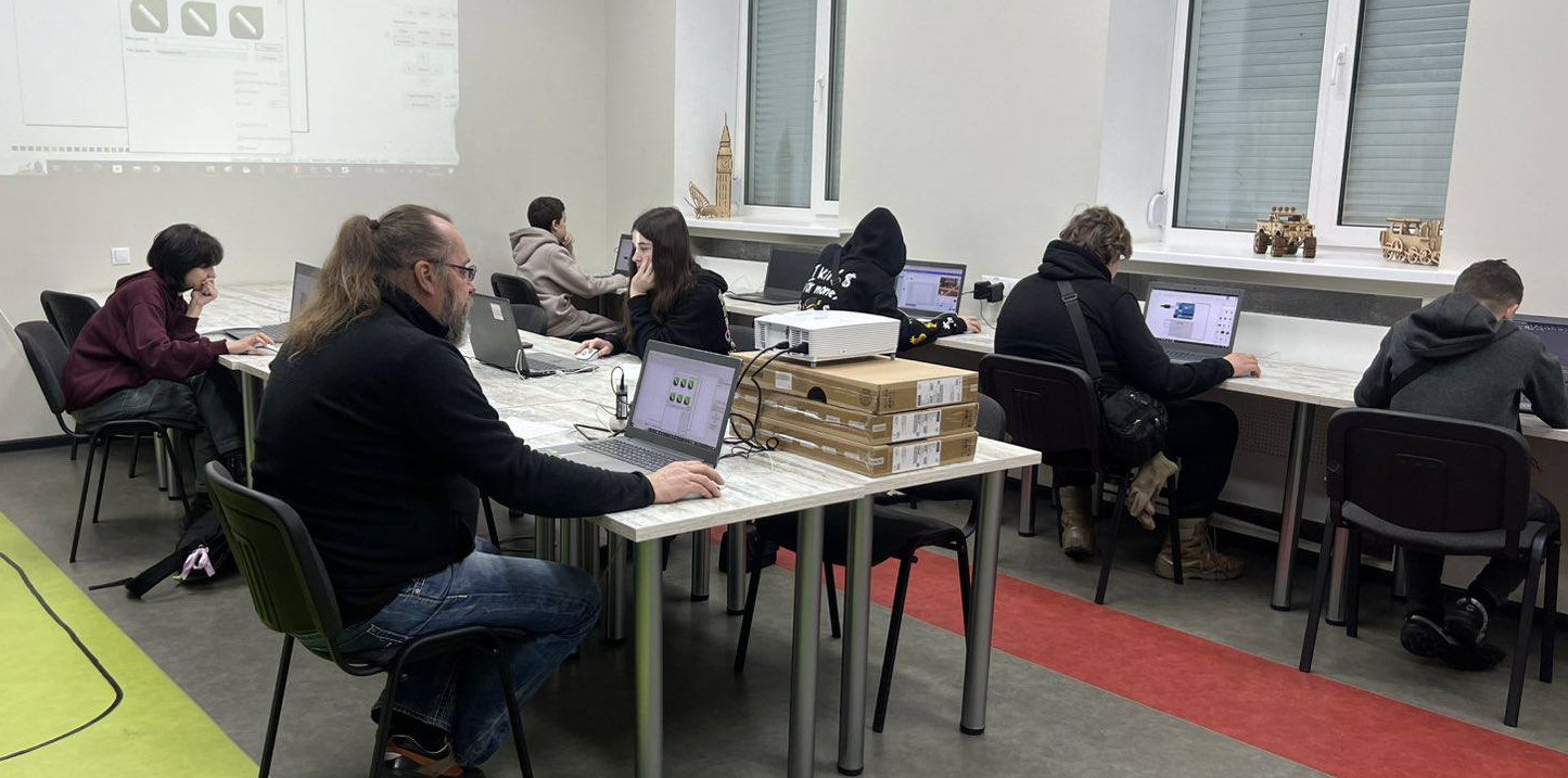 Сергій Пелих: «У наших малих робототехніків багато ідей, і головне полягає у тому, що втілювати ці ідеї сьогодні неймовірно просто» - ФОТО