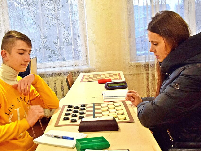 В чемпіонаті Кам`янського з шашок зіграно передостанній тур