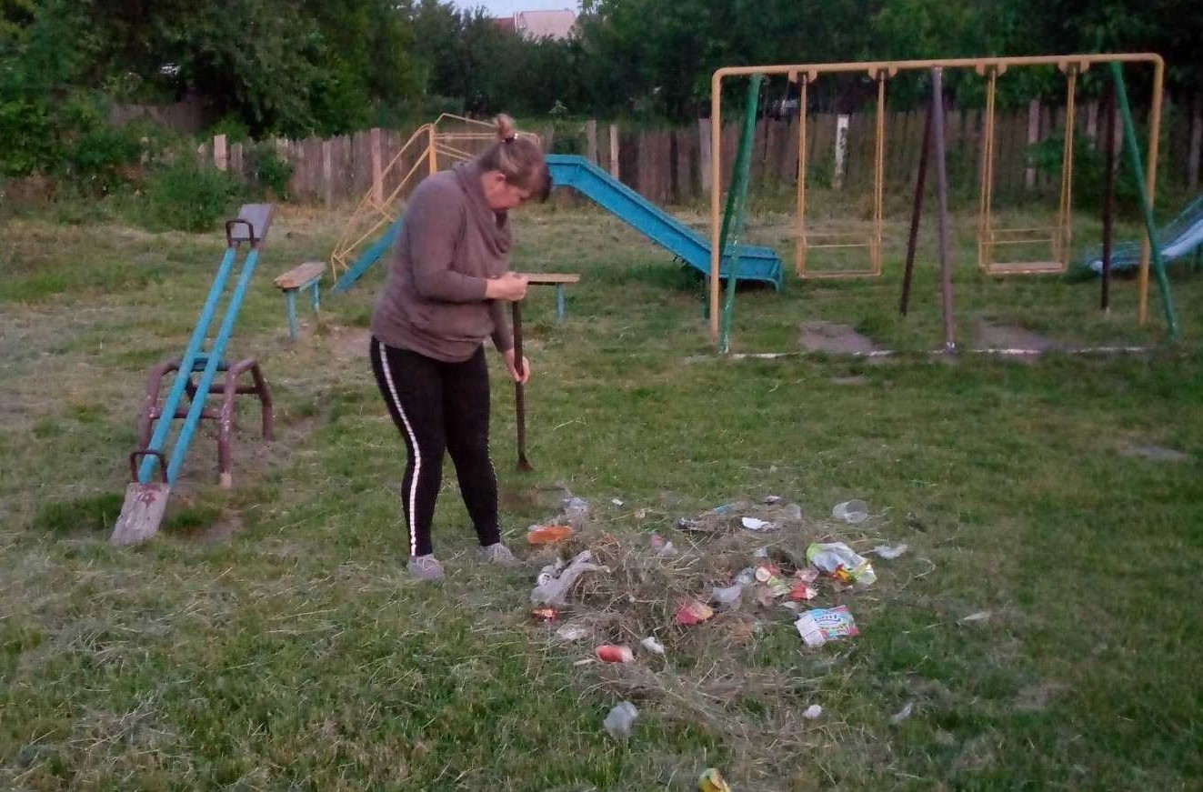 В Кам'янському активні мешканці почали наводити лад на прибудинкових територіях - ФОТО