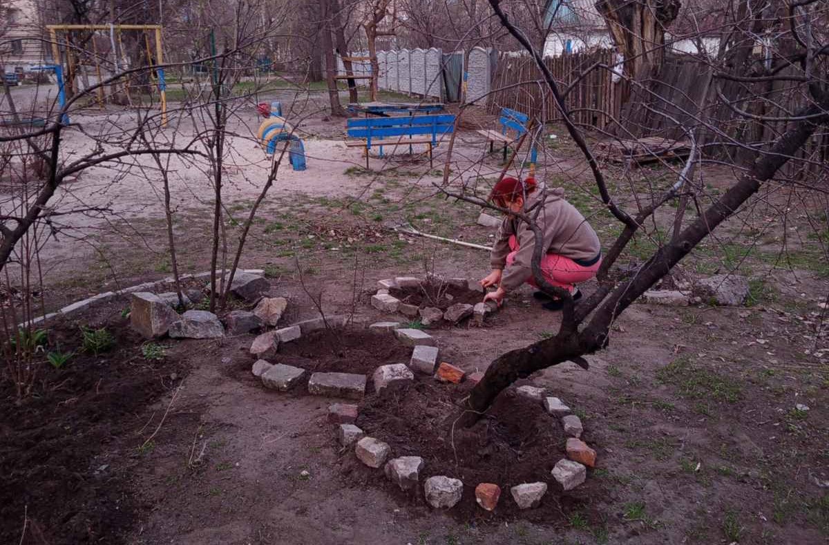 В Кам'янському активні мешканці почали наводити лад на прибудинкових територіях - ФОТО