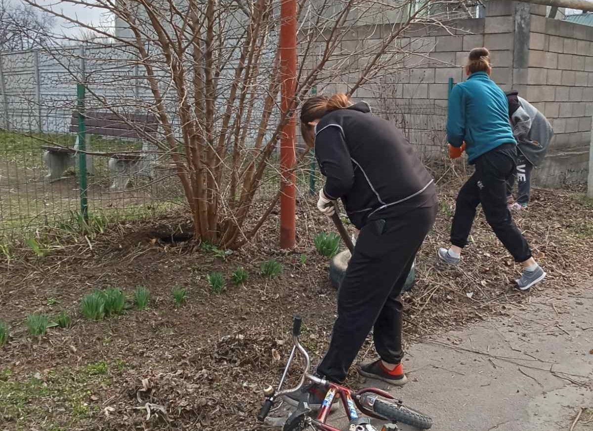 В Кам'янському активні мешканці почали наводити лад на прибудинкових територіях - ФОТО