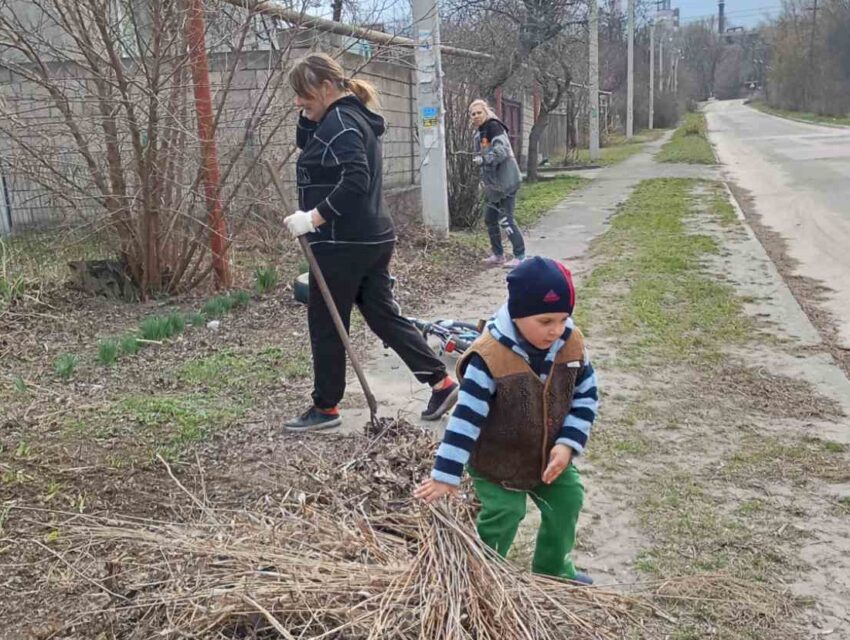 В Кам’янському активні мешканці почали наводити лад на прибудинкових територіях