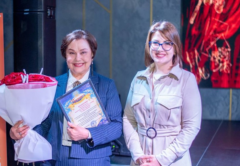 В Кам'янському з професійним святом вітали колектив театру імені Лесі Українки - ФОТО