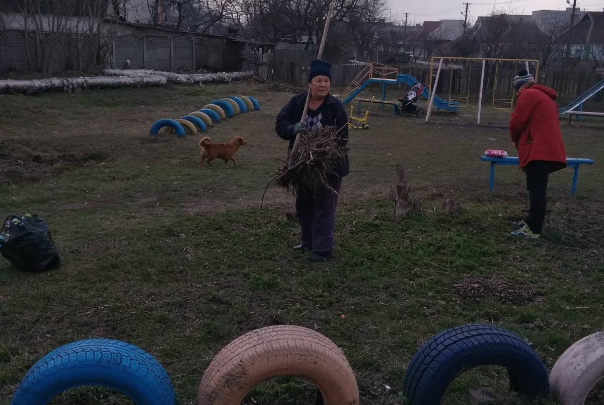 В Кам'янському активні мешканці почали наводити лад на прибудинкових територіях - ФОТО