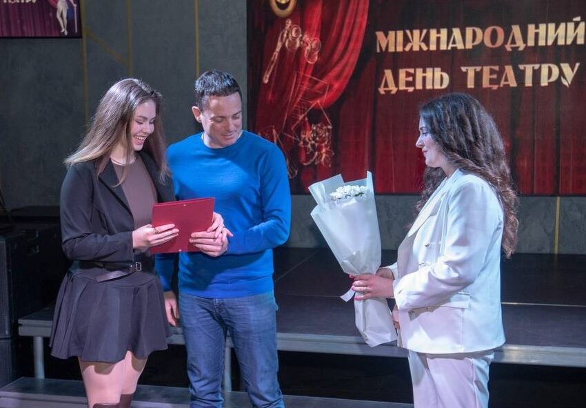 В Кам’янському з професійним святом вітали колектив театру імені Лесі Українки