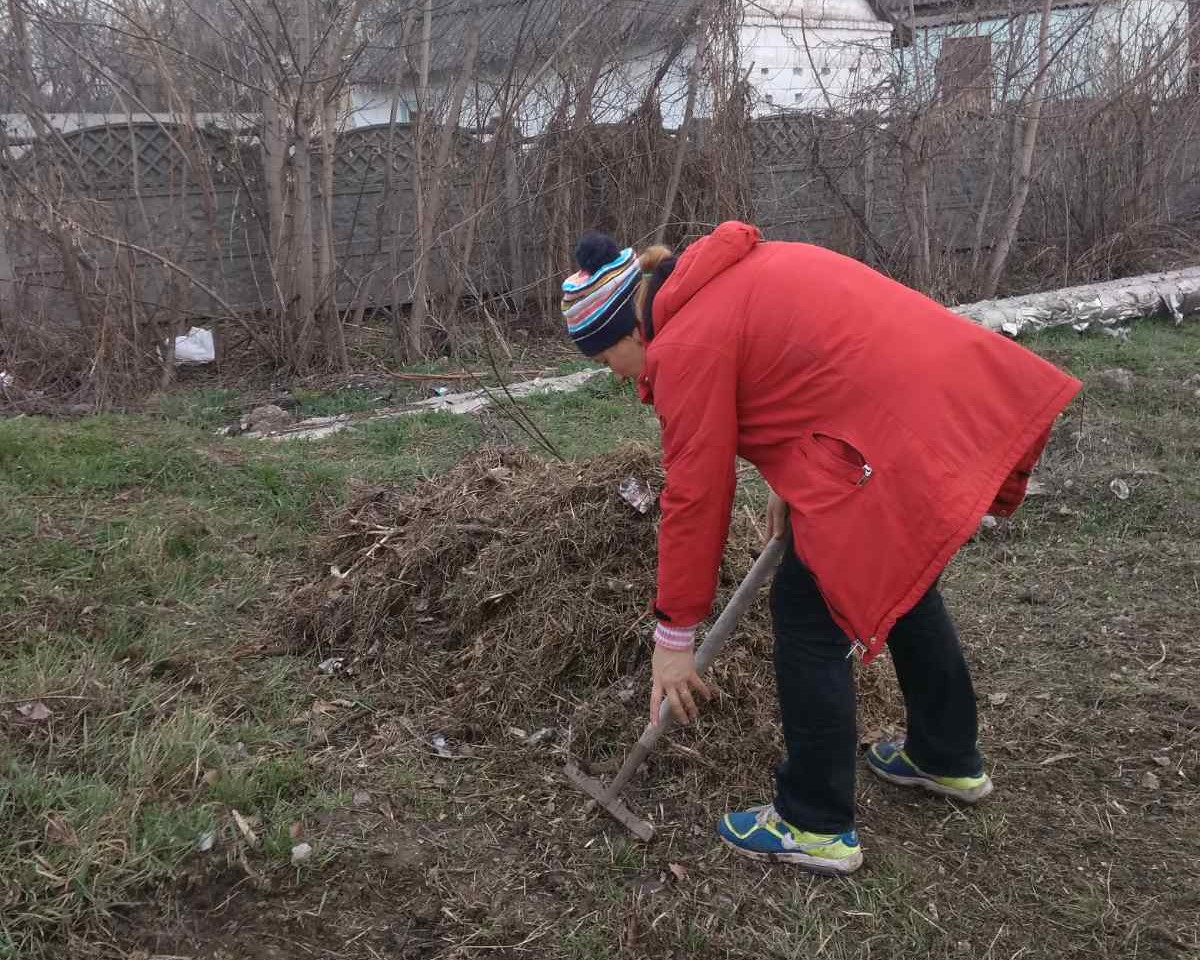В Кам'янському активні мешканці почали наводити лад на прибудинкових територіях - ФОТО