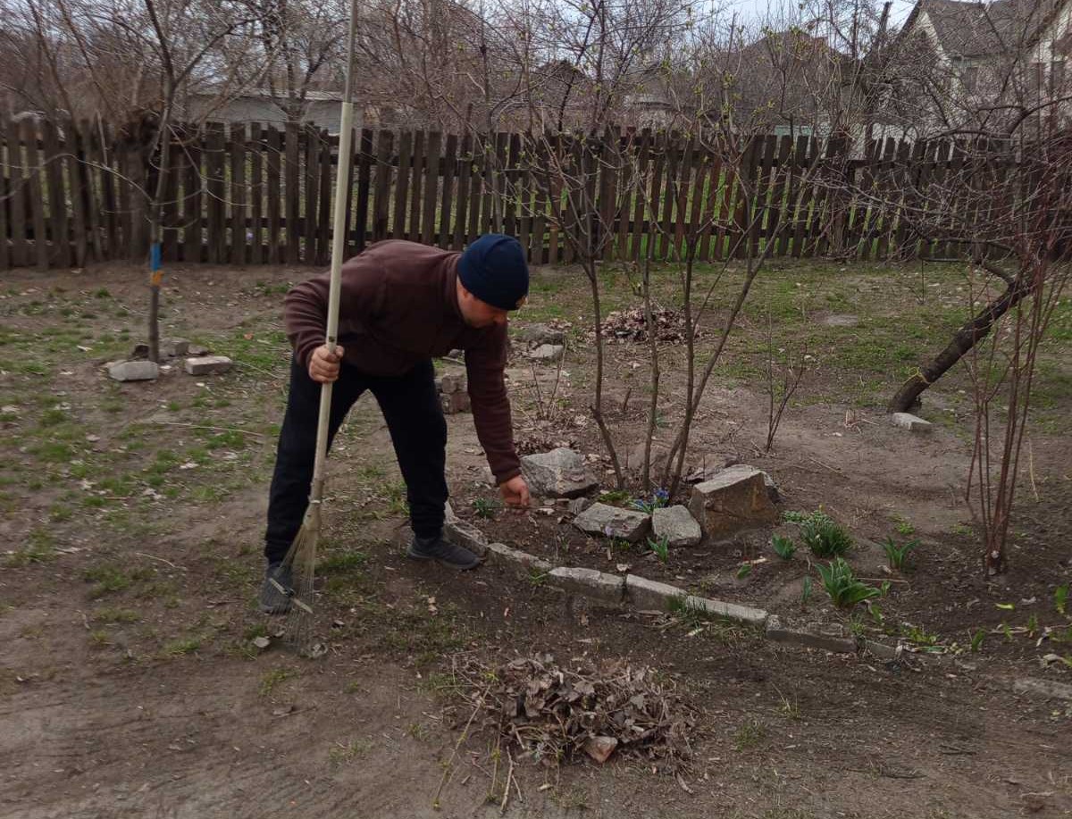 В Кам'янському активні мешканці почали наводити лад на прибудинкових територіях - ФОТО