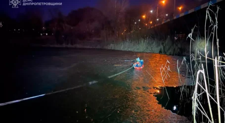 В Кам’янському надзвичайники врятували чоловіка, що опинився на кризі на Лівобережжі міста