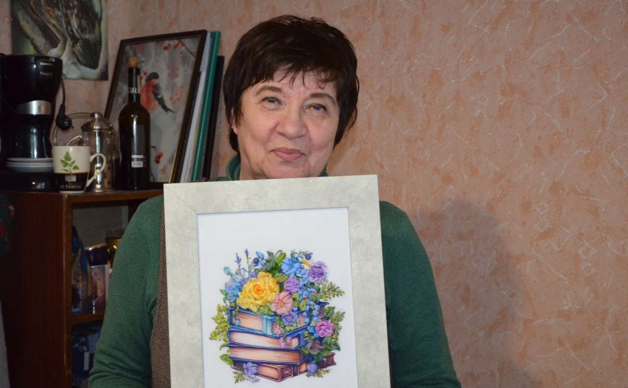 Як економістка з Кам'янського стала майстринею з вишивки стрічками, а зараз навчає цієї техніки всіх охочих - ФОТО