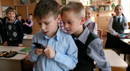Чи можуть школярам заборонити брати до школи мобільні телефони, розповіла освітня омбудсменка