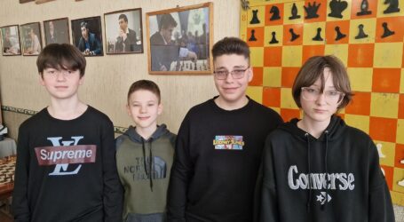 Переможцями змагань “Пліч-о-пліч” з шахів в Кам`янському стала команда ліцею № 44