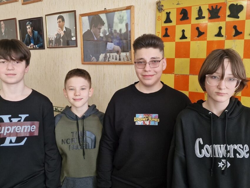 Переможцями змагань “Пліч-о-пліч” з шахів в Кам`янському стала команда ліцею № 44
