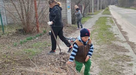 В Кам’янському активні мешканці почали наводити лад на прибудинкових територіях