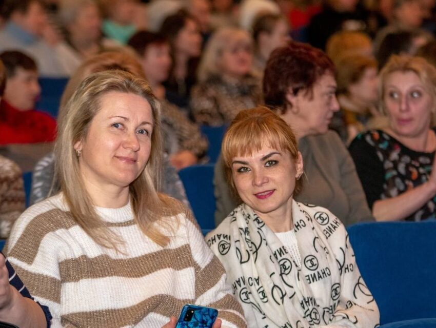 В Кам’янському жінок вітали з прийдешнім святом 8 березня
