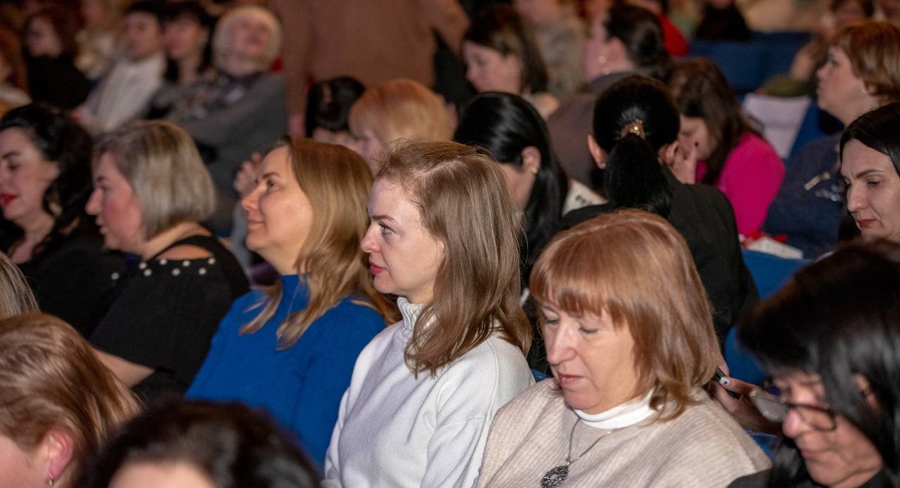 В Кам'янському жінок вітали з прийдешнім святом 8 березня - ФОТО