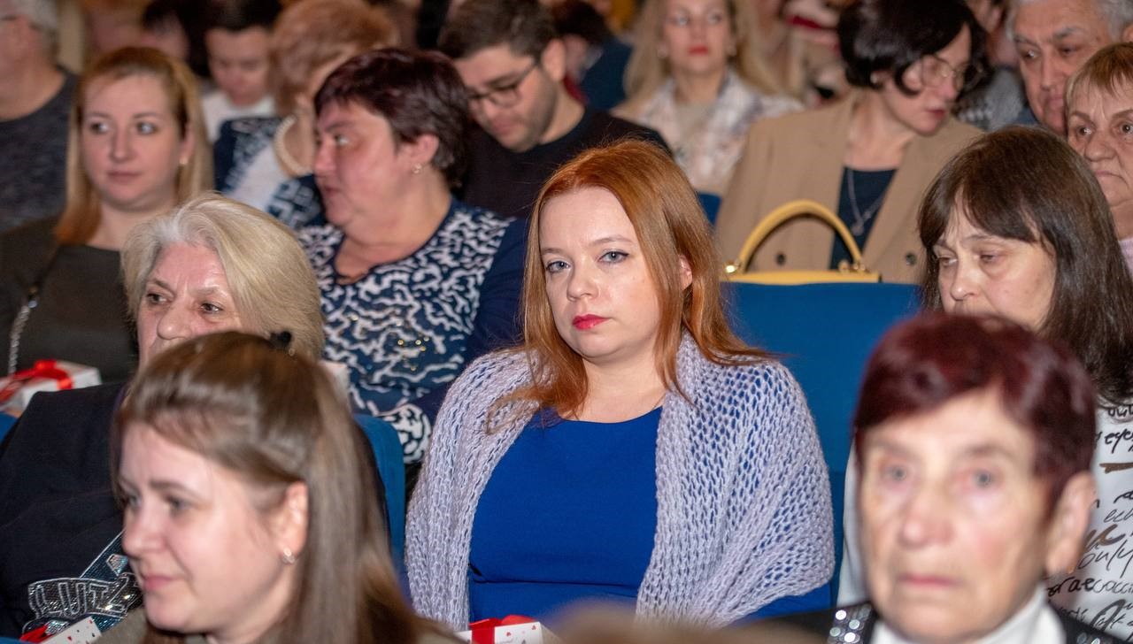 В Кам'янському жінок вітали з прийдешнім святом 8 березня - ФОТО