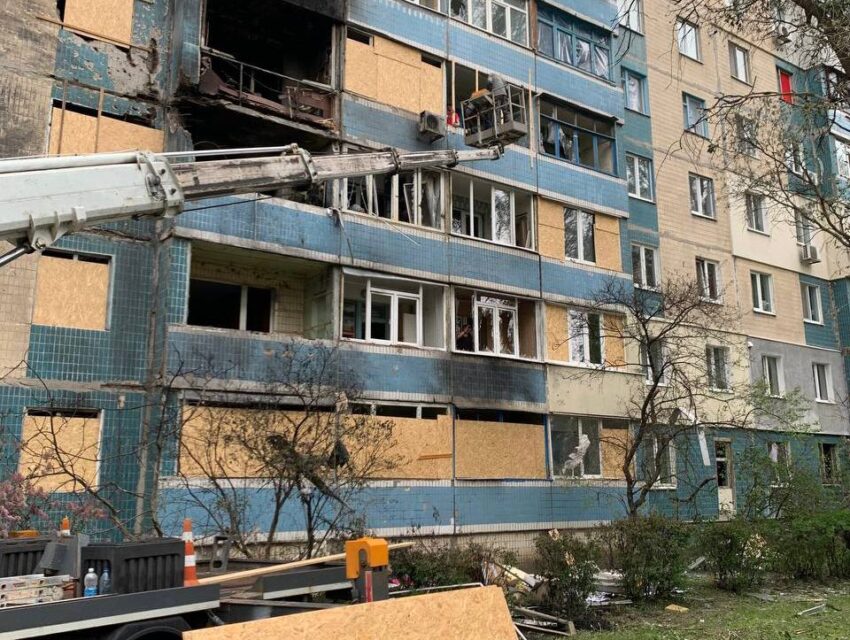 В Кам’янському тривають роботи з ліквідації наслідків влучання ворожого дрону